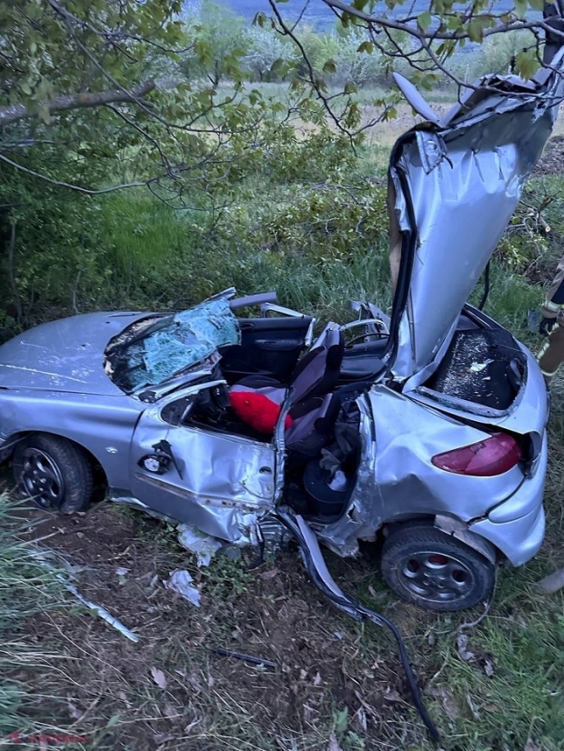Accident fatal la Hâncești: O tânără de 19 ani a decedat după ce s-a tamponat într-un copac de pe marginea drumului