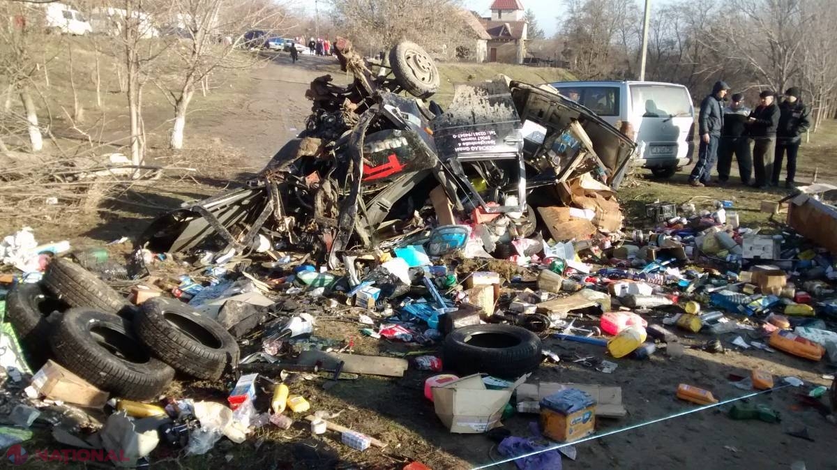 ACCIDENT la Ştefan Vodă Un microbuz plin cu marfă s a izbit într un copac