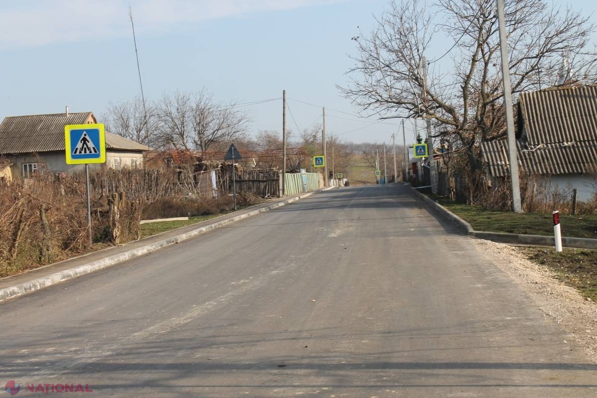 Un preot sfințește un drum din remorca unui jeep