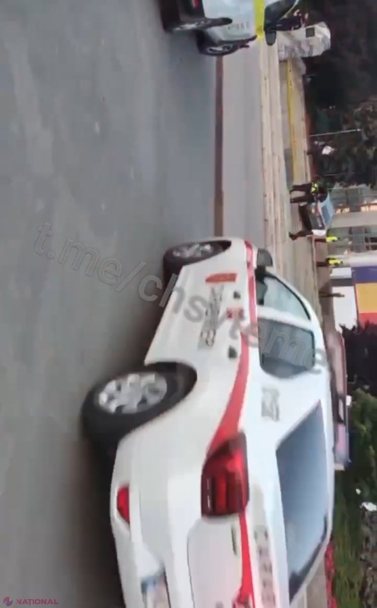 FOTO // Un automobil SUSPECT a fost ABANDONAT în fața clădirii Guvernului R. Moldova. Mașina a ajuns pe scările din apropierea intrării în clădire