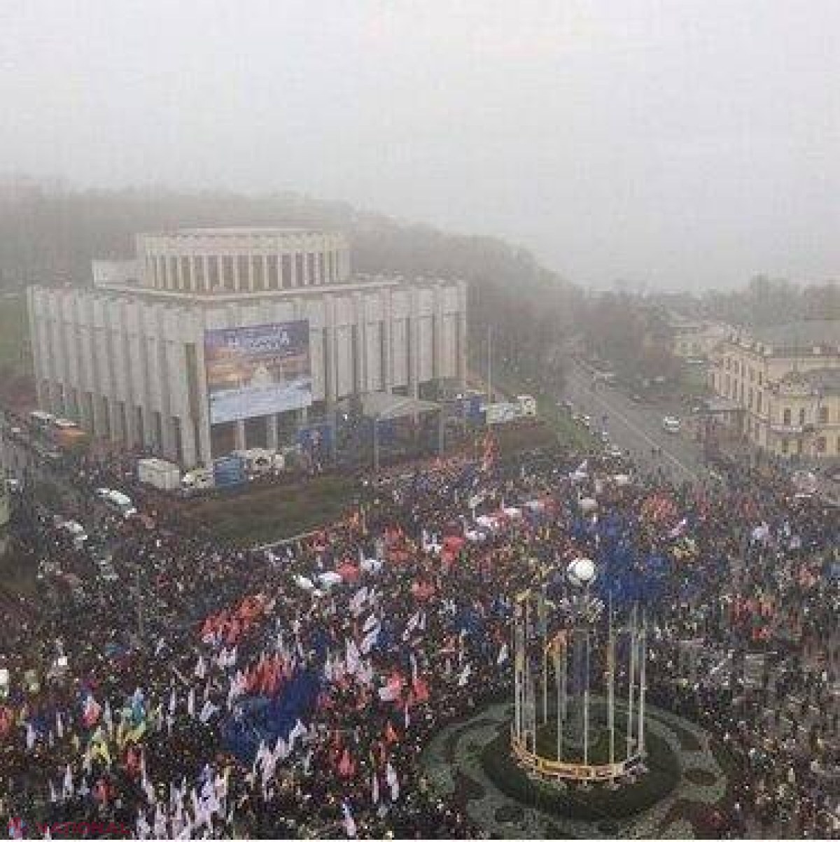 VIDEO, FOTO // Revoluţia portocalie se repetă la Kiev? Mii de ucraineni manifestează în favoarea apropierii de UE