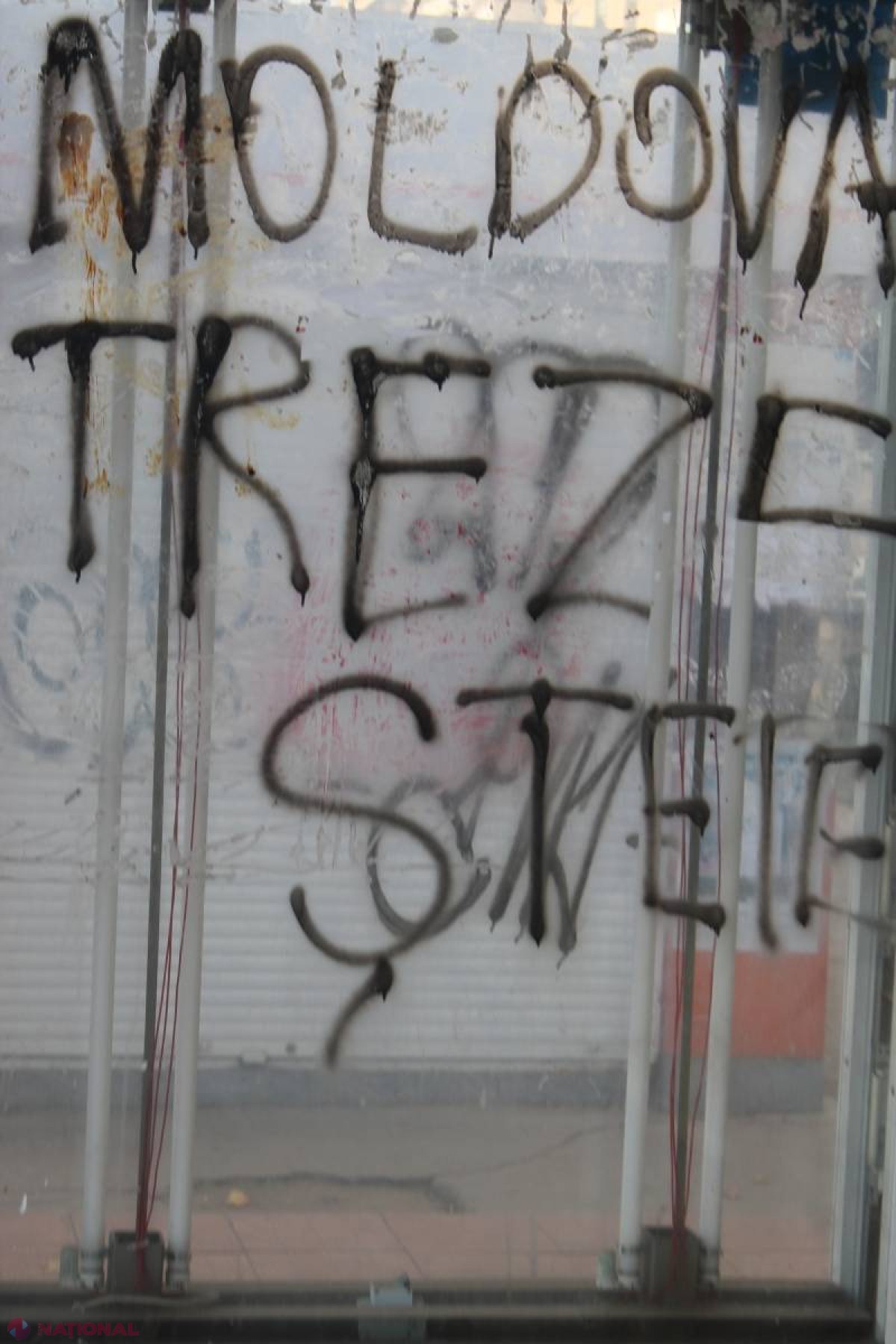 FOTO Lozinci anti-Guvern scrise cu ROȘU la stații au împânzit Chișinăul