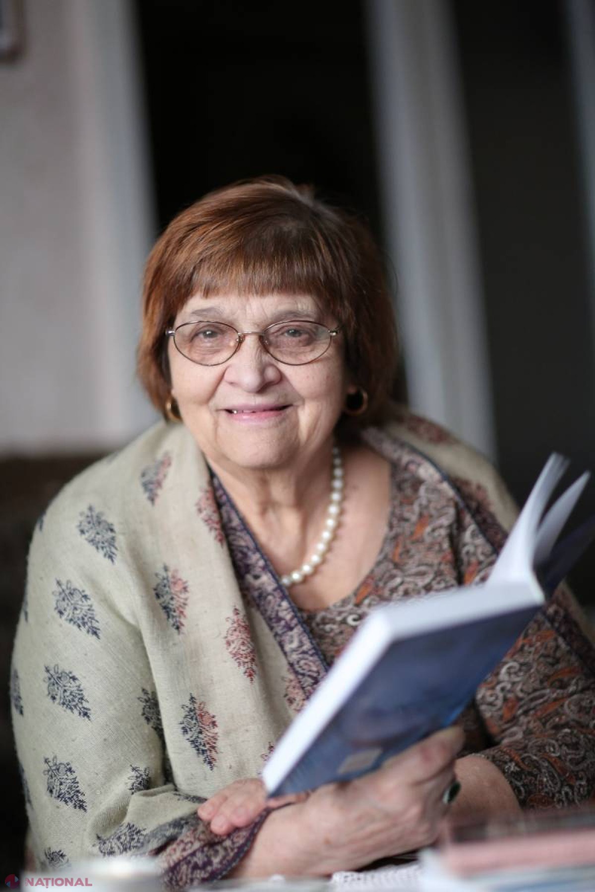 Soția lui Grigore Vieru păstrează INTACT cabinetul poetului și a umplut casa cu PORTRETELE lui