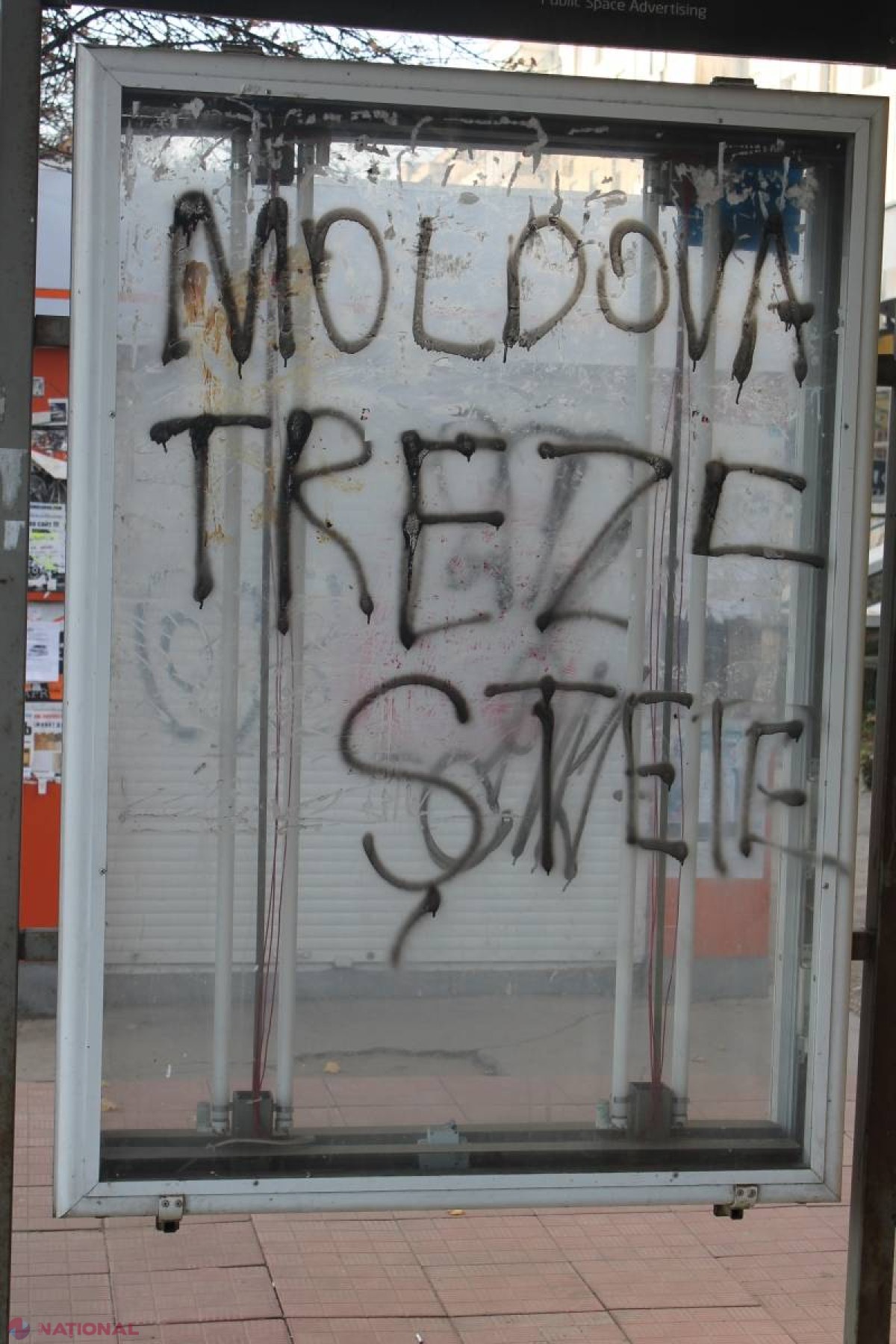 FOTO Lozinci anti-Guvern scrise cu ROȘU la stații au împânzit Chișinăul