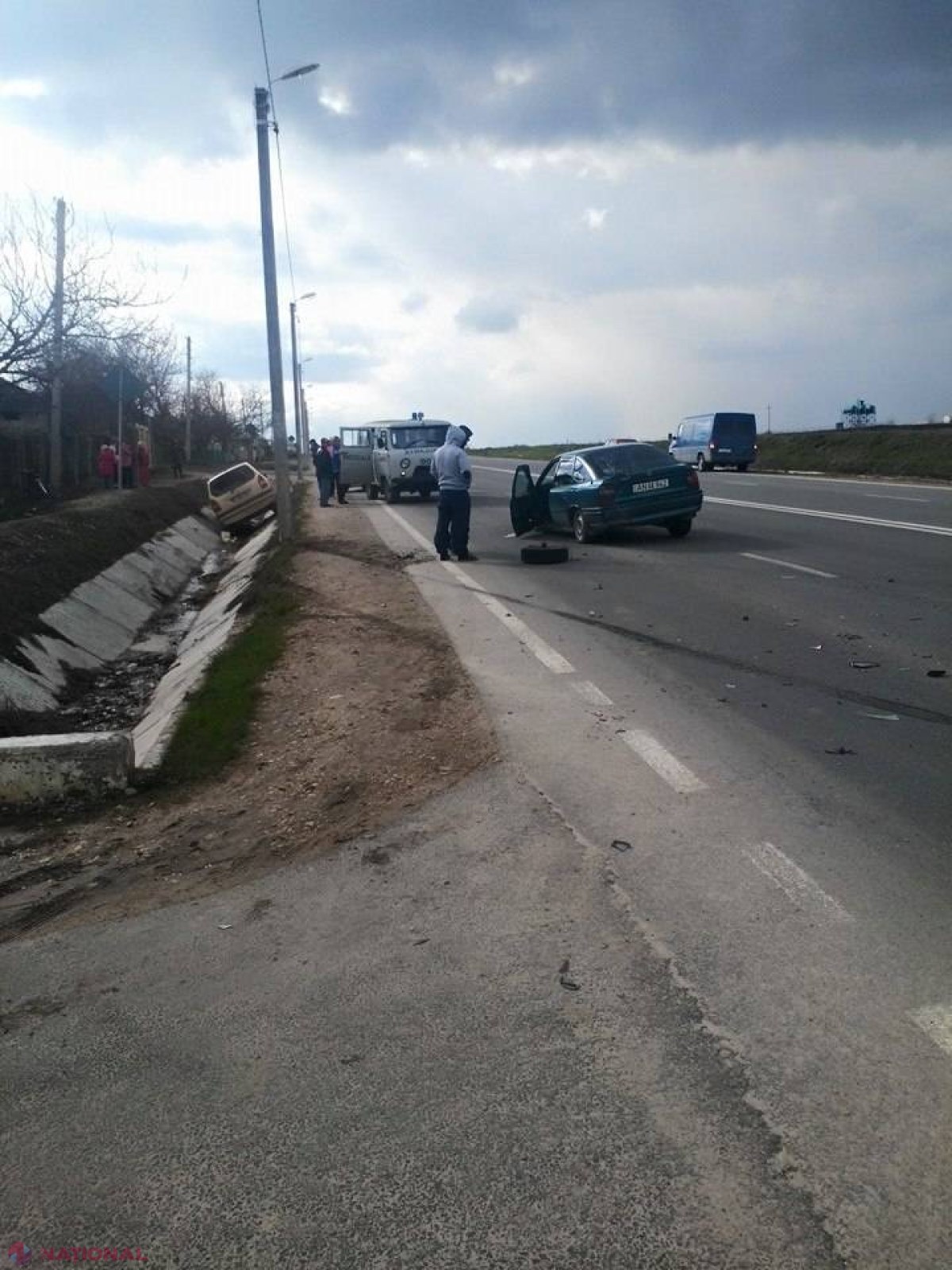 Foto // ACCIDENT la Peresecina. O maşină a ajuns în şanţ, iar alta a fost GRAV avariată