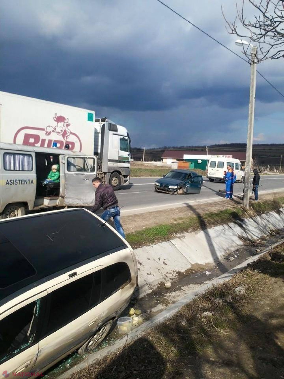Foto // ACCIDENT la Peresecina. O maşină a ajuns în şanţ, iar alta a fost GRAV avariată