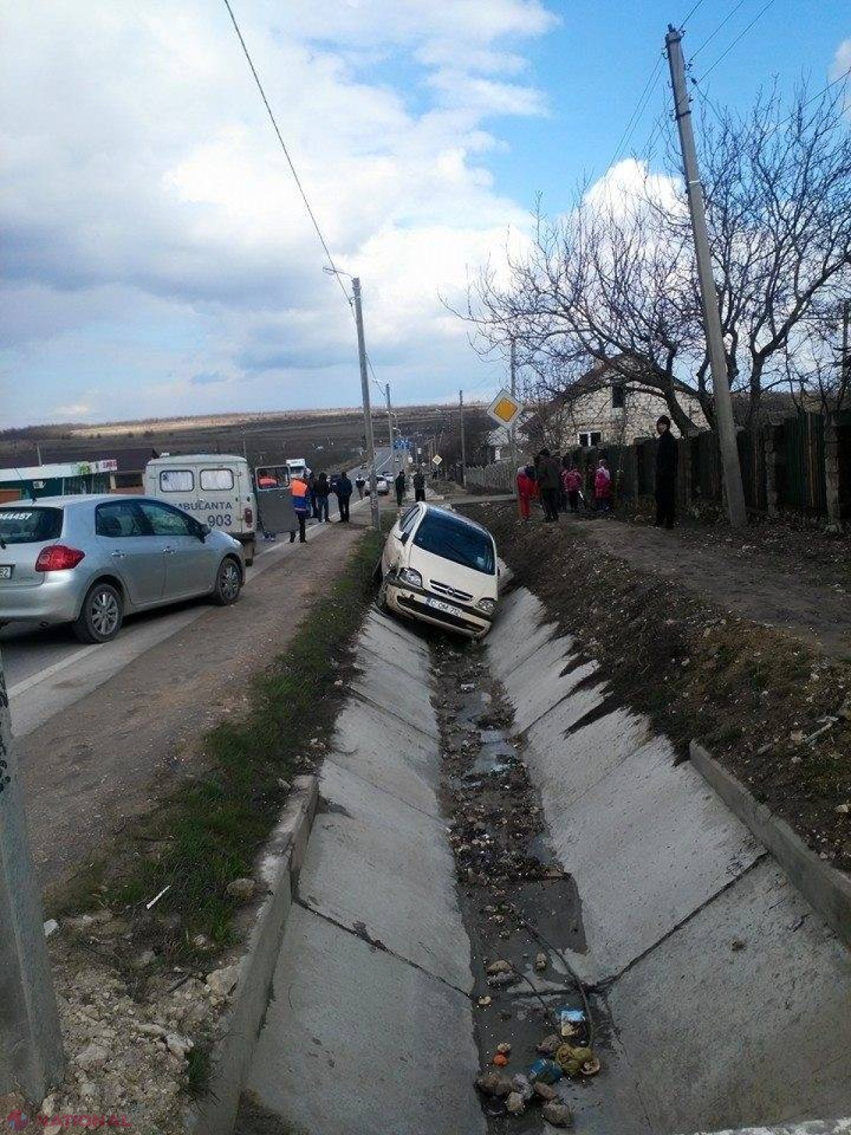Foto // ACCIDENT la Peresecina. O maşină a ajuns în şanţ, iar alta a fost GRAV avariată