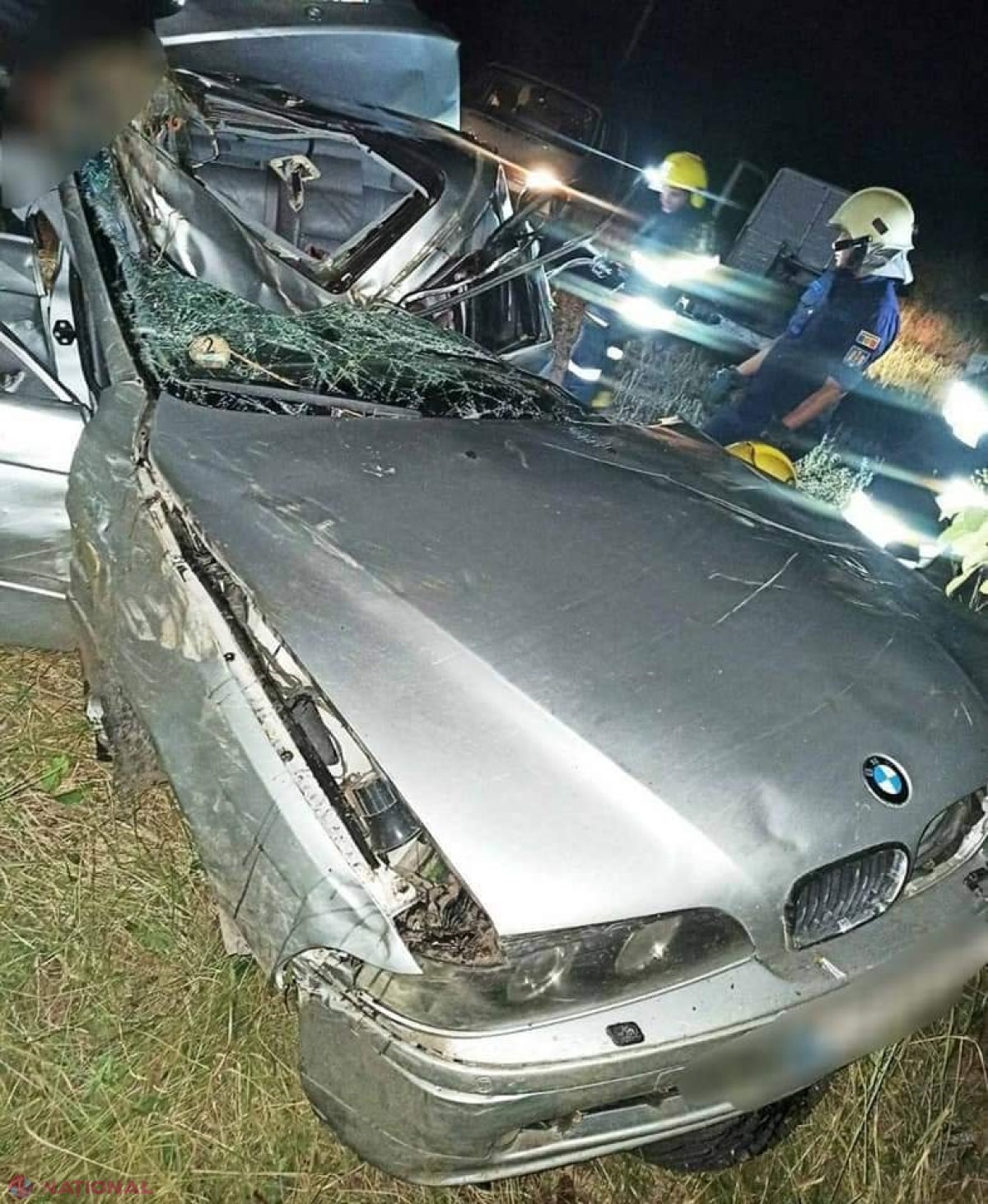 FOTO // Cu BMW-ul direct în copac, la Fălești: Şoferul de 21 de ani a decedat pe loc, iar pasagerii lui au ajuns în stare gravă la spital
