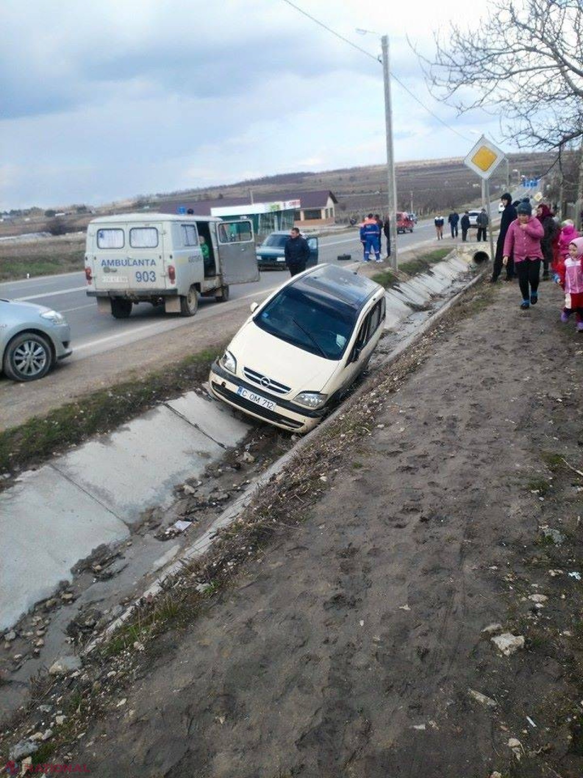 Foto // ACCIDENT la Peresecina. O maşină a ajuns în şanţ, iar alta a fost GRAV avariată