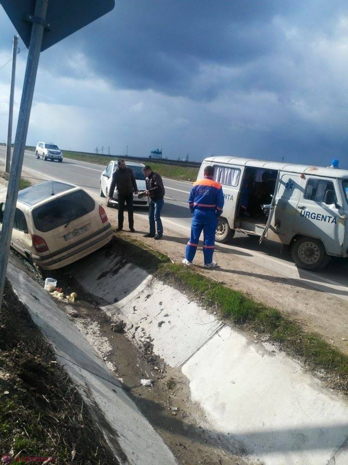 Foto // ACCIDENT la Peresecina. O maşină a ajuns în şanţ, iar alta a fost GRAV avariată