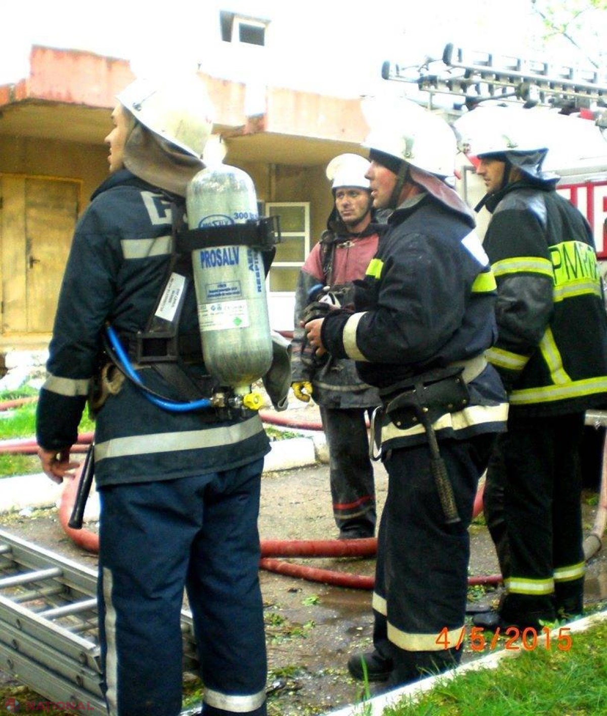 FOTO // EXPLOZIE într-un bloc din Cantemir. Un minor este în stare GRAVĂ