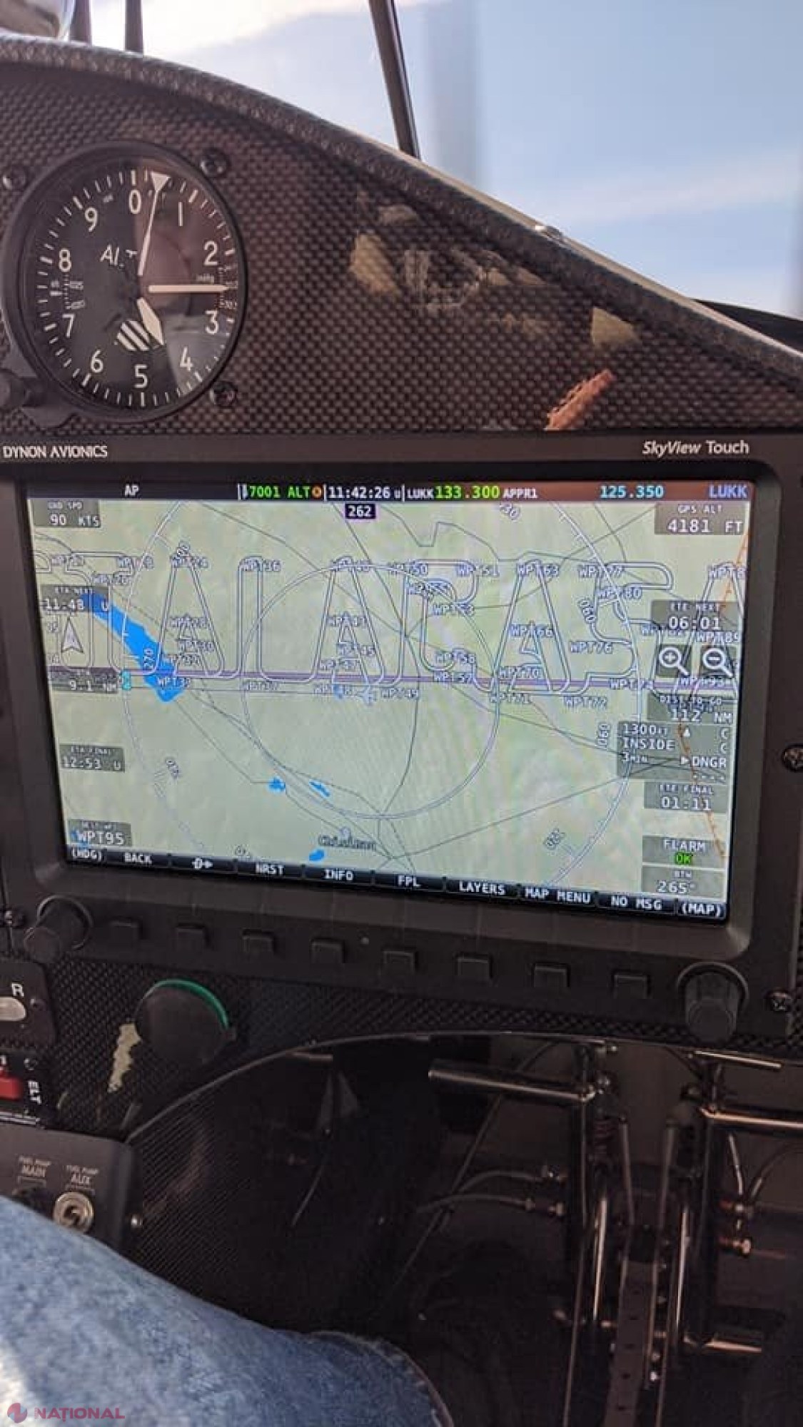 FOTO // Un avion de mici dimensiuni a marcat spațiul aerian al R. Moldova cu sloganul: „STAI ACASĂ”. Cine sunt AUTORII acestui gest