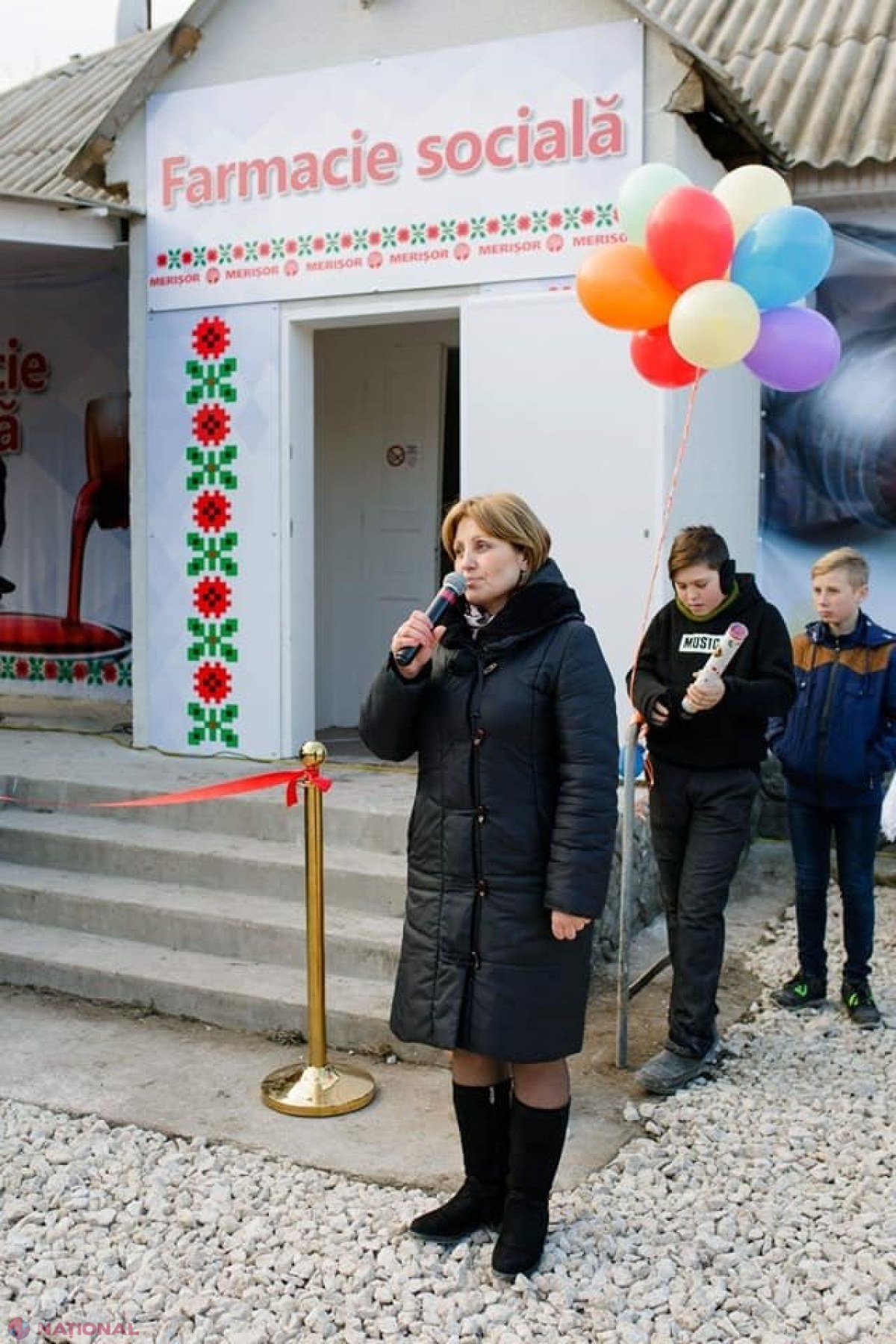 FOTO // Premieră pentru comuna Jora de Mijloc. Este prima localitate rurală unde a fost inaugurată o Farmacie Socială. Prețurile la medicamente sunt cu 40% mai mici