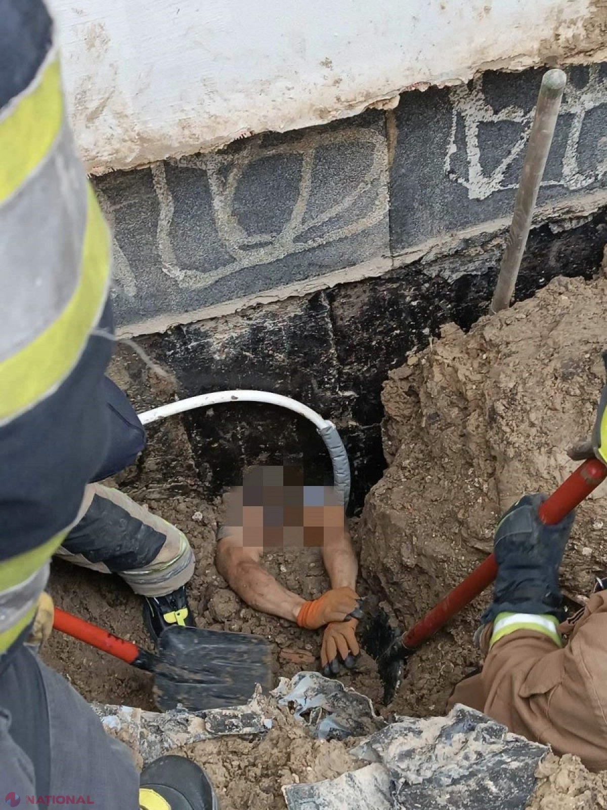 PERICOL pe un șantier din capitală: Un bărbat a rămas BLOCAT sub un strat de pământ care s-a surpat în timpul unor lucrări de construcție
