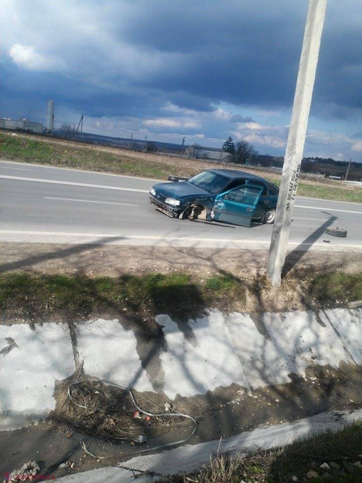 Foto // ACCIDENT la Peresecina. O maşină a ajuns în şanţ, iar alta a fost GRAV avariată