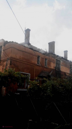 FOTO // Incendiu DEVASTATOR în R. Moldova: Acoperișul unui bloc de locuit, DISTRUS