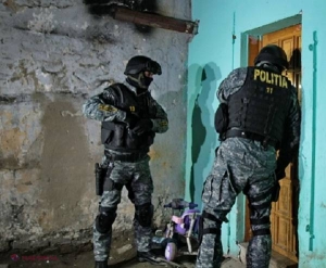 OPERAȚIUNE // O „armată” de jandarmi efectuează percheziţii la persoane suspectate de trafic cu ţigări din R. Moldova