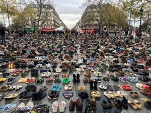 PROTEST la Paris. MII de perechi de pantofi au ÎNLOCUIT manifestația anulată
