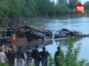 FOTO / / Două camioane s-au scufundat în Nistru. Cum a fost posibil