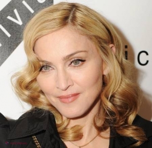 Madonna își vinde rochia de mireasă la licitație. Câți bani cere?