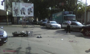 FOTO // Accident în capitală. Un motociclist, transportat în stare GRAVĂ la spital