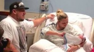 VIDEO // A cerut să-și vadă bebelușul abia născut. A tras scutecul și... a rămas fără cuvinte