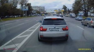 VIDEO // Cum blochează un şofer nesimţit o ambulanţă. Tu ce faci când auzi sirena în trafic?
