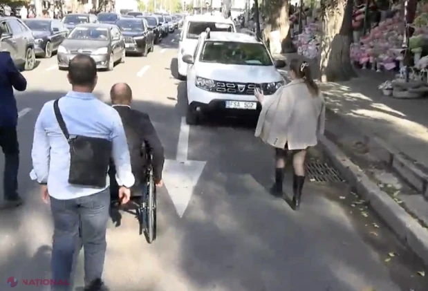 VIDEO // Ion Ceban a lăsat Primăria și a făcut CIRC în Scuarul Catedralei: Înconjurat de o armată de subalterni fugiți de la serviciu, edilul s-a certat cu Poliția și s-a băgat cu scaunul cu rotile în trafic