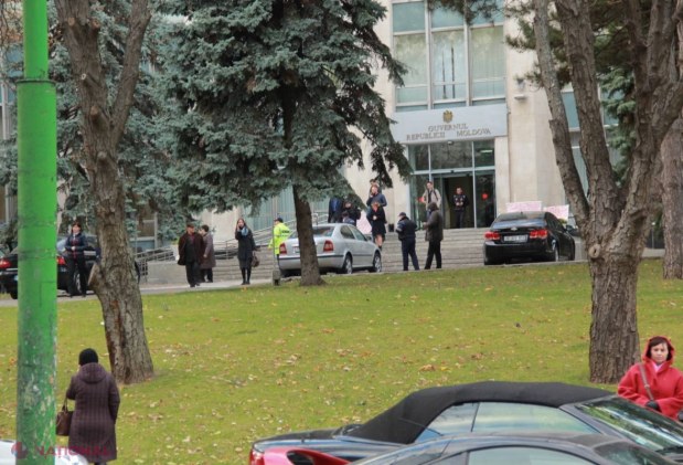 Foto // ALARMĂ cu BOMBĂ la Guvern
