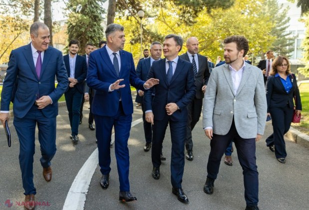 FOTO România donează alte 20 de microbuze noi pentru școlile din R. Moldova. Marcel Ciolacu: „Toți copiii trebuie să aibă acces egal la educație”