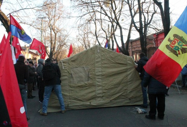 Comuniștii au instalat două corturi în fața Misiunii UE din Chișinău și anunță proteste nonstop