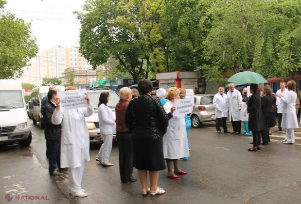 FOTO // Protest cu scandal și circulație blocată în fața Spitalului Republican: „Vrem pământul înapoi”