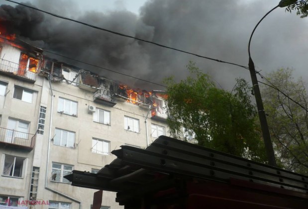 VIDEO FOTO // 28 de apartamente de la mansadra unui bloc din capitală au ars în totalitate