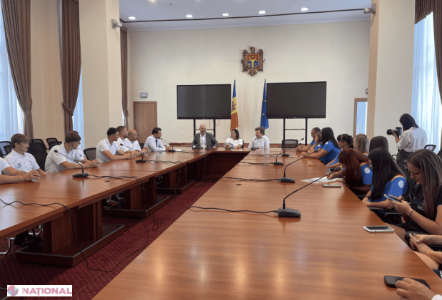 Ministrul Educației, Dan Perciun, felicită echipele naționale de rugby pe plajă pentru performanțele de la Campionatul European din Chișinău