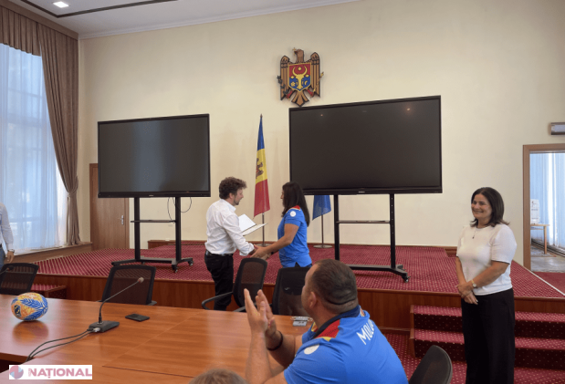Ministrul Educației, Dan Perciun, felicită echipele naționale de rugby pe plajă pentru performanțele de la Campionatul European din Chișinău