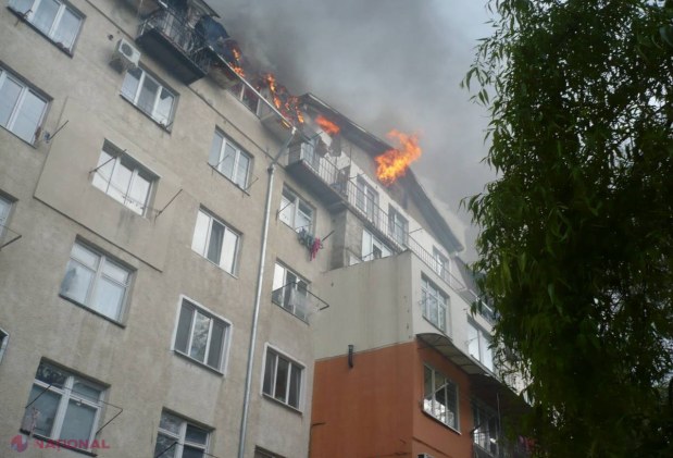 VIDEO FOTO // 28 de apartamente de la mansadra unui bloc din capitală au ars în totalitate