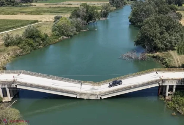 Pod distrus de furtuna Daniel lângă Larissa, lăsat în paragină de 3 ani. Șoferii îl traversează zilnic, în ciuda interdicțiilor