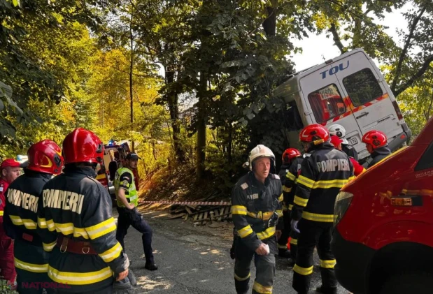 Plan roșu de intervenție la Câmpulung: un mort și mai mulți răniți, după ce un microbuz cu 16 persoane a intrat într-un copac