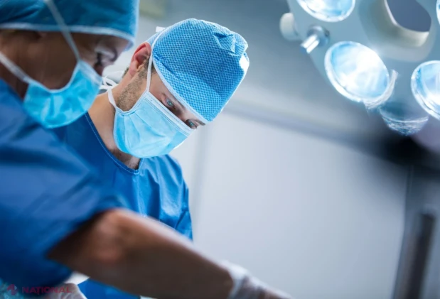 Neurochirurgii din Londra salvează vederea unui pacient de 48 de ani prin prima operaţie pe creier asistată de inteligenţă artificială