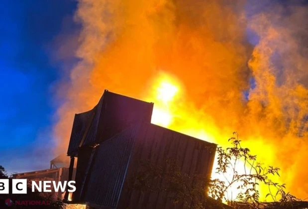 Incendiu de proporții la un centru de reciclare. Consiliul le cere locuitorilor să elimine corect bateriile