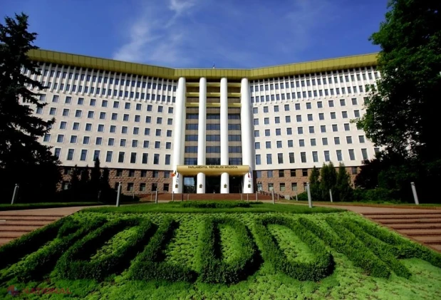 Deputații se întrunesc joi în ședință plenară: rectificarea bugetului, securitatea aprovizionării cu produse petroliere și armonizarea cu legislația UE, pe agendă