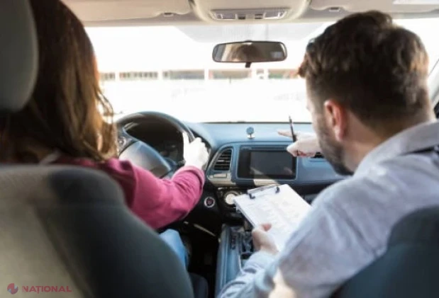 Permis auto pentru 1 500 de euro: directorul unei școli auto din Chișinău și un intermediar, reținuți pentru trafic de influență
