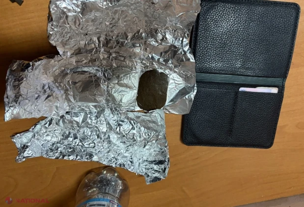 Substanță vegetală presată, depistată în portmoneul unui pasager la postul vamal Leușeni