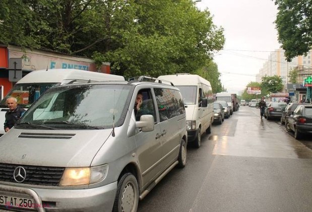 FOTO // Protest cu scandal și circulație blocată în fața Spitalului Republican: „Vrem pământul înapoi”