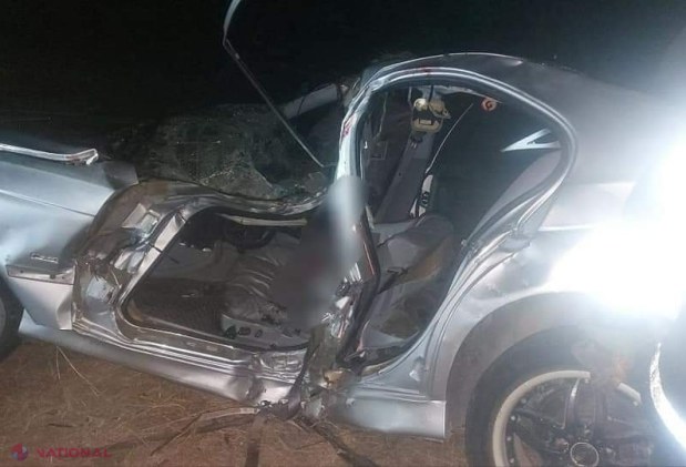 FOTO // Cu BMW-ul direct în copac, la Fălești: Şoferul de 21 de ani a decedat pe loc, iar pasagerii lui au ajuns în stare gravă la spital