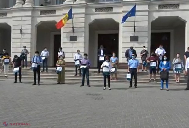 VIDEO // Protest cu „kulioașe” în fața Procuraturii Generale. „Stoianoglo ne-a spus că vrea să investigheze furtul miliardului... Uite aici avem un episod despre unde au ajuns banii din furtul miliardului”