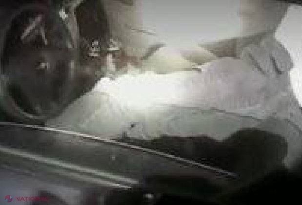 FOTO // Poliţiştii au auzit dintr-o maşină o voce ce striga Ajutor! Şocaţi când au văzut cine era la volan