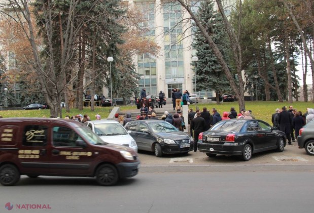 Foto // ALARMĂ cu BOMBĂ la Guvern