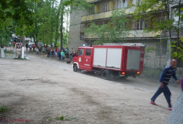VIDEO FOTO // 28 de apartamente de la mansadra unui bloc din capitală au ars în totalitate