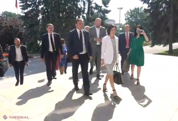 VIDEO // „Marșul poporului”, anunțat pentru duminică, se AMÂNĂ. Maia Sandu: „Vă rugăm mâine să rămâneți acasă, să sărbătoriți cu familiile și cu prietenii”